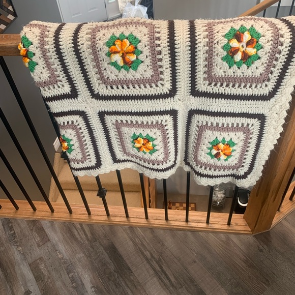 Comfy cottage Afghans - Picture 1 of 3